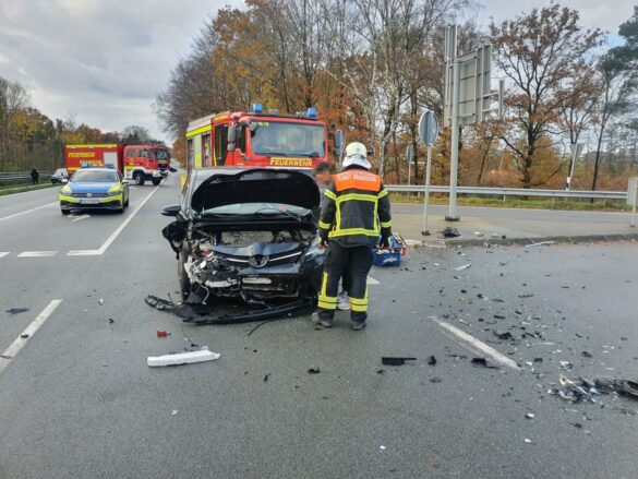 Mehrere Verletzte nach schwerer Kollision von zwei PKW an Autobahn A1 in Bramsche. / Foto: Heiko Westermann Mehrere Verletzte nach schwerer Kollision von zwei PKW an Autobahn A1 in Bramsche