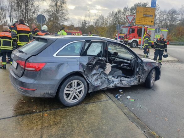 Mehrere Verletzte nach schwerer Kollision von zwei PKW an Autobahn A1 in Bramsche. / Foto: Heiko Westermann Mehrere Verletzte nach schwerer Kollision von zwei PKW an Autobahn A1 in Bramsche