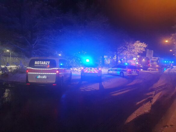 Mehrere Schwerverletzte: Frontal-Crash in Georgsmarienhütte zwischen PKW und LKW bei Schnee und Glätte