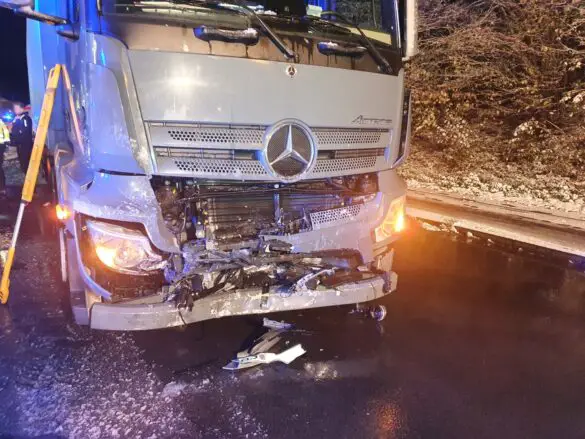 Mehrere Schwerverletzte: Frontal-Crash in Georgsmarienhütte zwischen PKW und LKW bei Schnee und Glätte