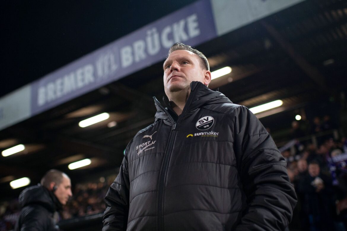 Uwe Koschinat an der Bremer Brücke. / Foto: IMAGO/Noah Wedel