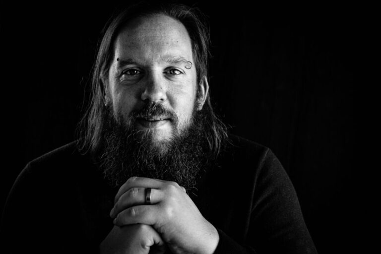 Der Osnabrücker Sänger Ulf Ronnsiek ist Initiator und Moderator der Wohnzimmerkonzerte. / Foto: Herbert Ahnen