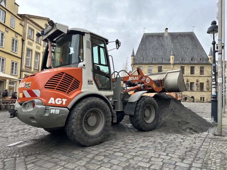 Baugerät und Fugensand vor dem Rathaus / Foto: Pohlmann