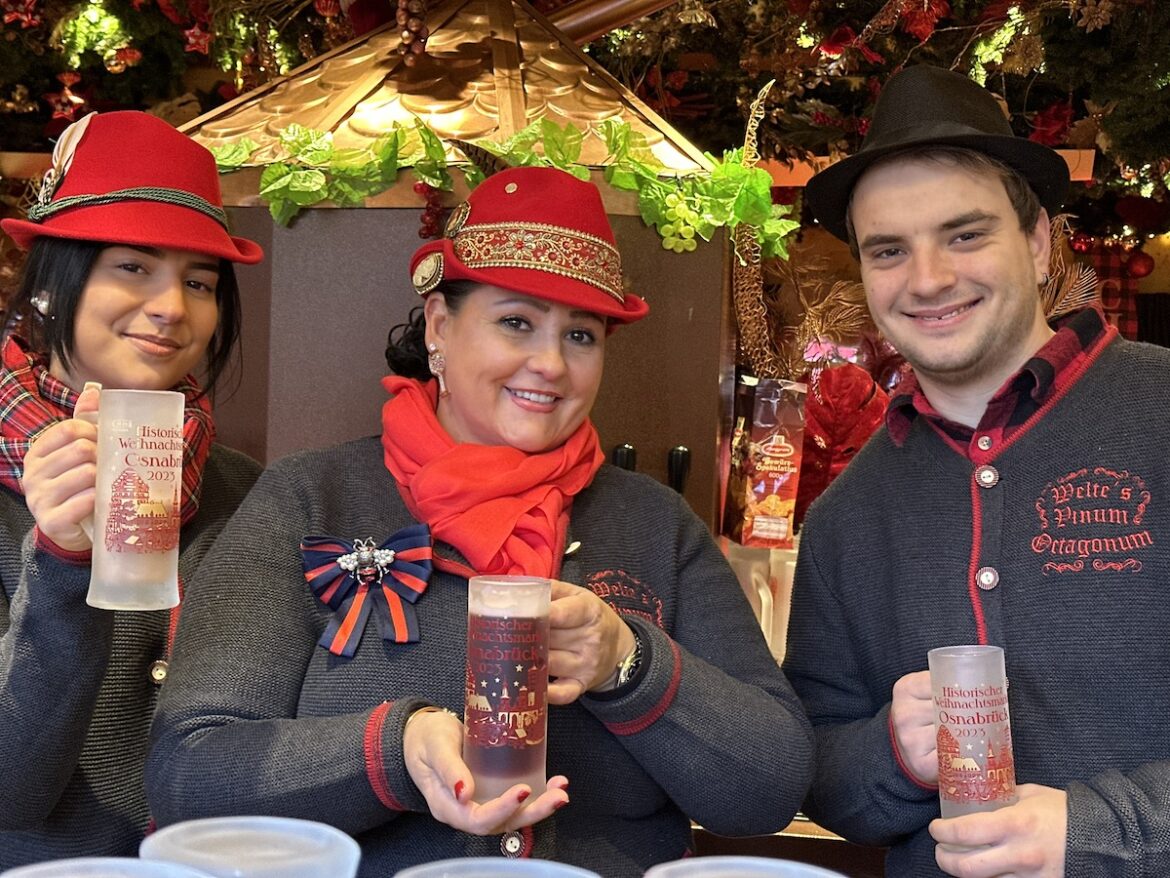 Sarah Welte (Mitte) und ihr Team des Vinum Octagonom auf dem Osnabrücker Weihnachtsmarkt / Foto: Pohlmann