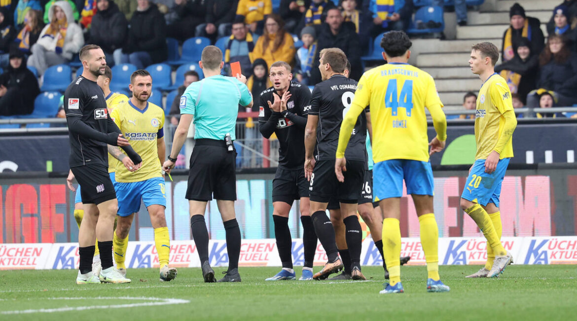 Schiedsrichter Florian Lechner zeigt Michael Cuisance die gelbrote Karte. / IMAGO/Susanne Hübner