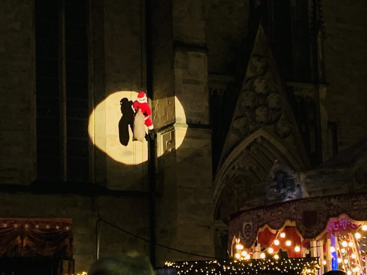 Weihnachtsmann seilt sich von der Marienkirche ab / Foto: Alke Wallmeyer