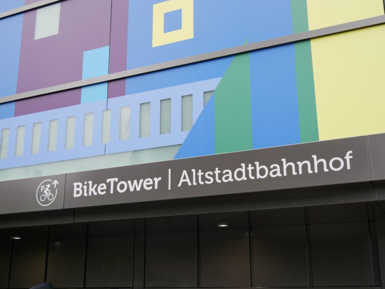 BikeTower am Altstadtbahnhof. / Foto: Dominik Lapp