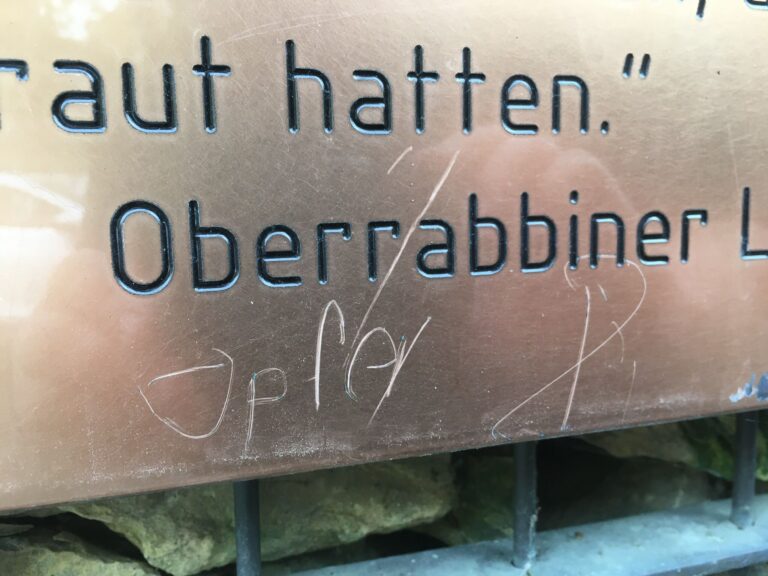 "Opfer", gekratzt auf Pogromnacht-Mahnmal in Osnabrück