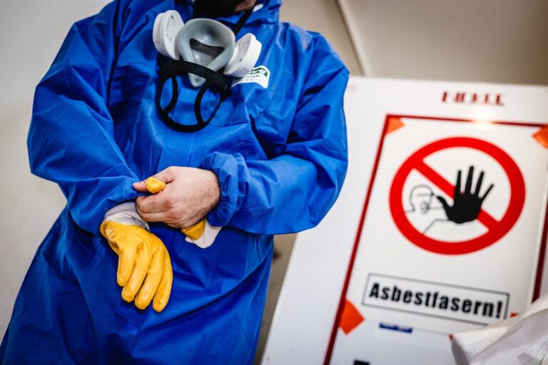 Schutzmaßnahmen gegen Asbest / Quelle: IG Bau Osnabrück