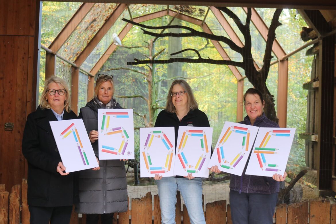 (V.l.n.r.) Heike Siebert (Assistentin der Geschäftsführung Stiftung Stahlwerk Georgsmarienhütte), Sandra Sciborski (Stiftung Stahlwerk Georgsmarienhütte), Birgit Strunk (Zoo Osnabrück) und Diana Coppenrath (Vizepräsidentin der Zoogesellschaft Osnabrück e.V.) freuen sich über die erneute Förderung des Projektes „Deutsch lernen im Zoo“. / Foto: Zoo Osnabrück (Lara Holzkamp)