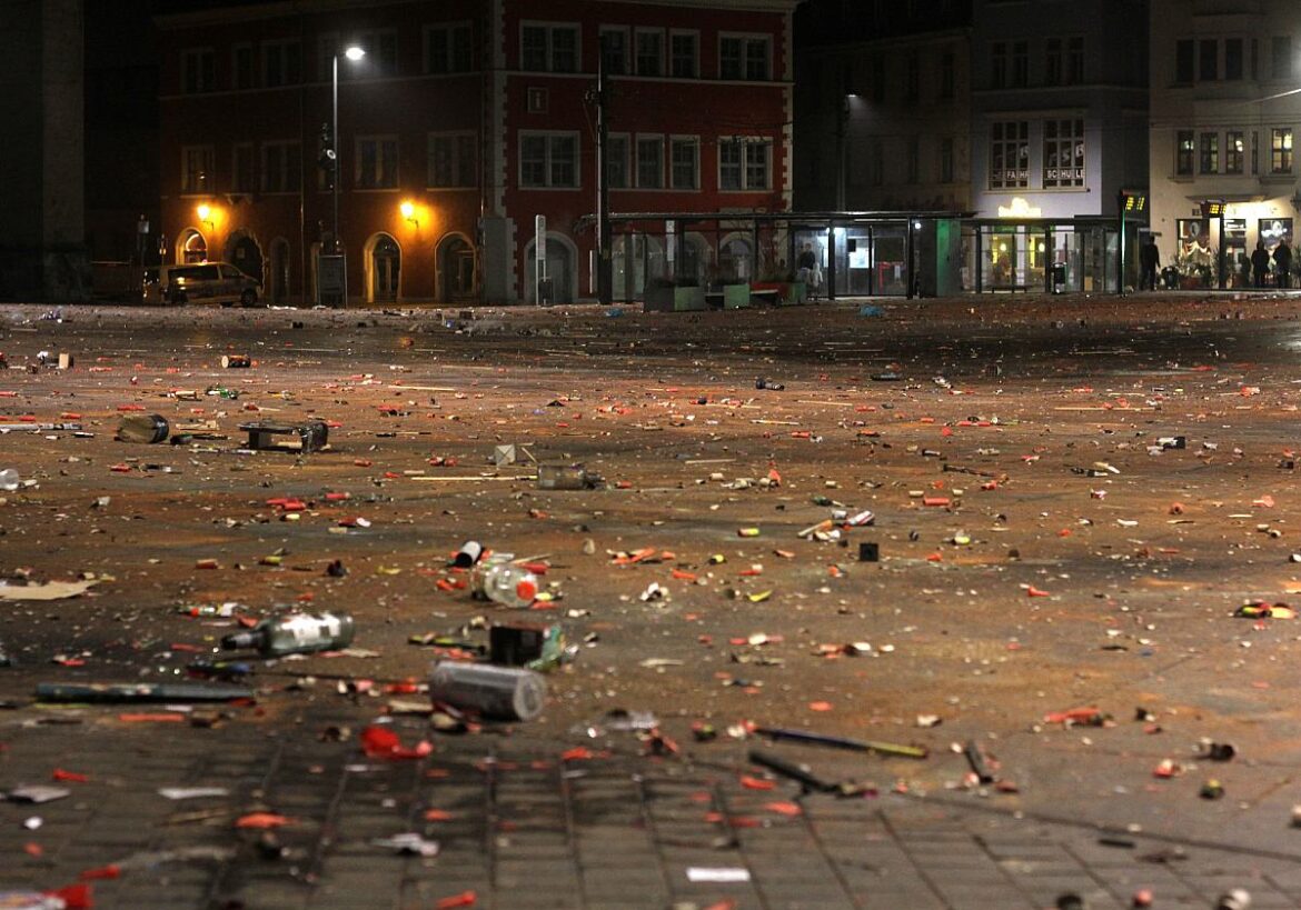 Straße nach Silvester Feuerwerk
