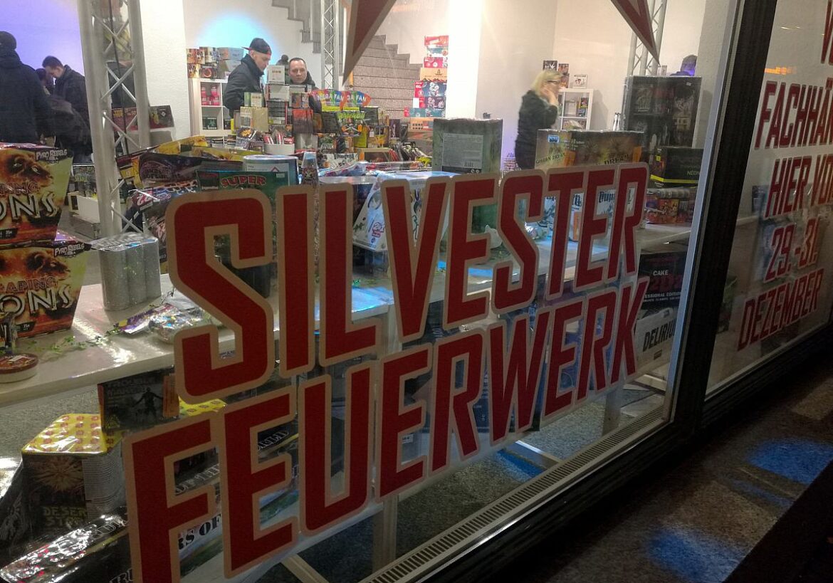 Schriftzug an einem Laden "Silvester Feuerwerk"