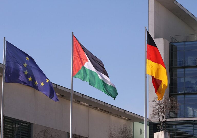 Flaggen der EU, von Palästina und von Deutschland