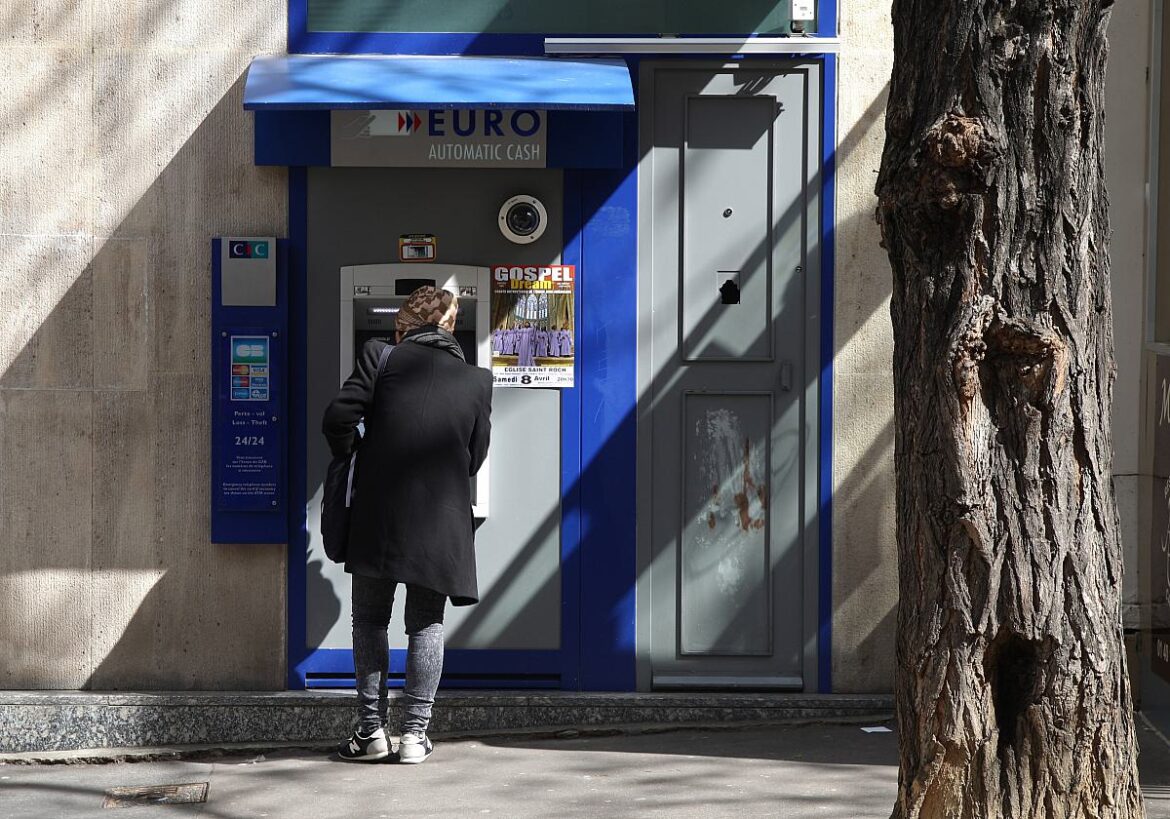 Person am Geldautomat