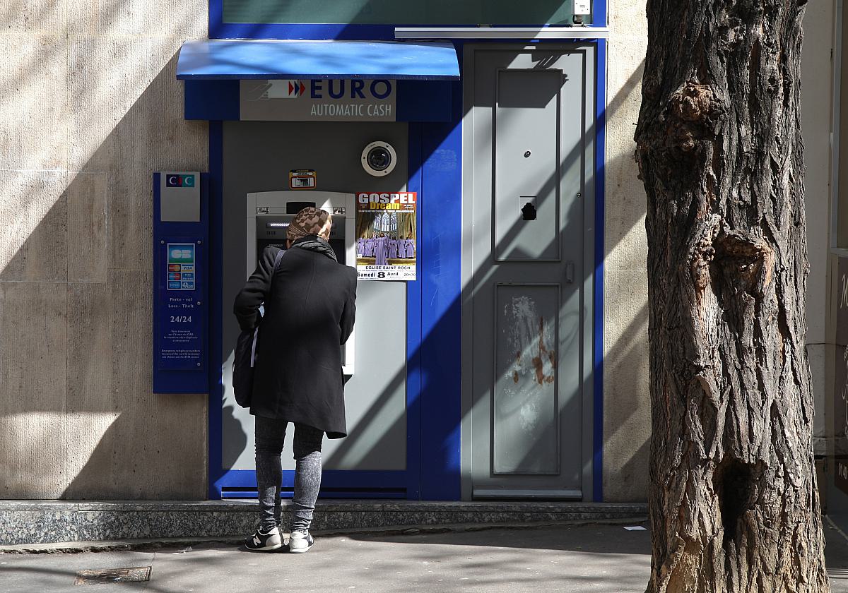 Person am Geldautomat