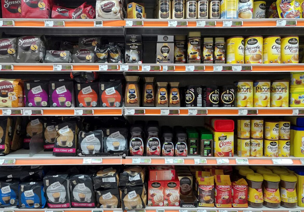 Supermarktregal mit Kaffeeprodukten