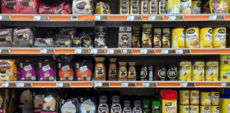 Supermarktregal mit Kaffeeprodukten