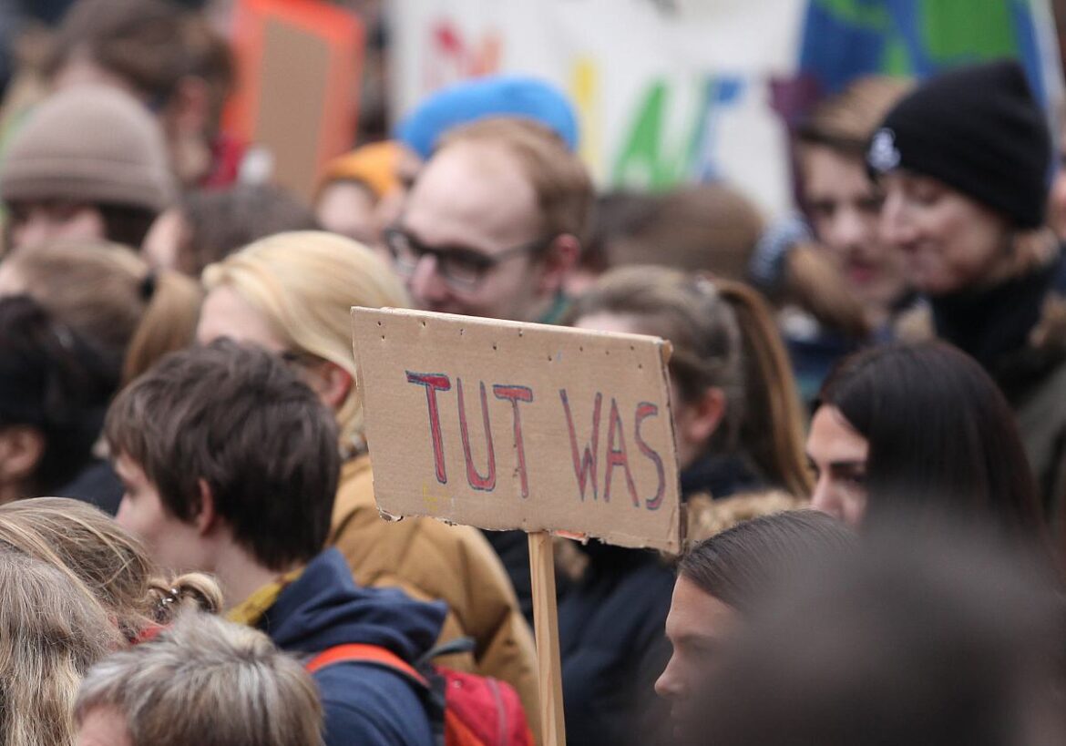 Klimaprotest Protestschild "Tut was"