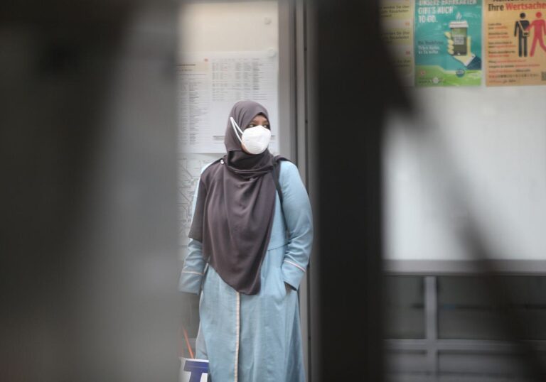 Frau mit FFP2-Maske
