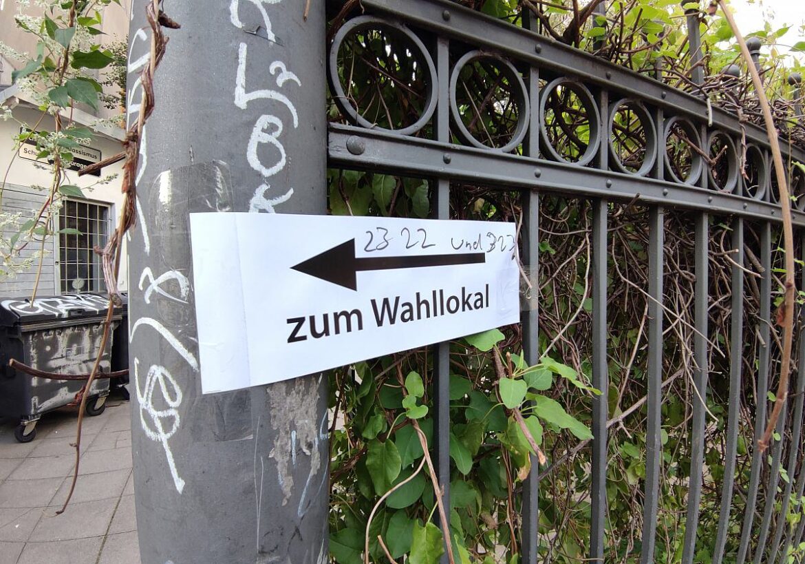 Schild zum Wahllokal