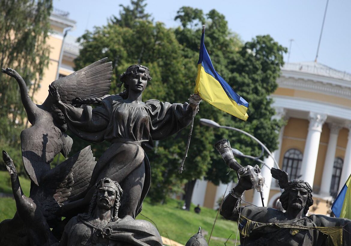 Statue mit ukrainischer Flagge