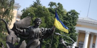 Statue mit ukrainischer Flagge