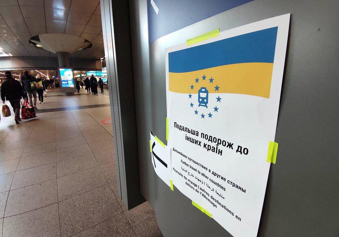 Information für ukrainische Geflüchtete an einem Bahnhof