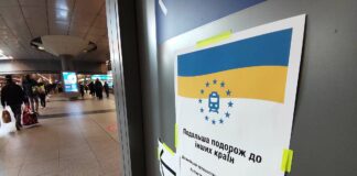 Information für ukrainische Geflüchtete an einem Bahnhof