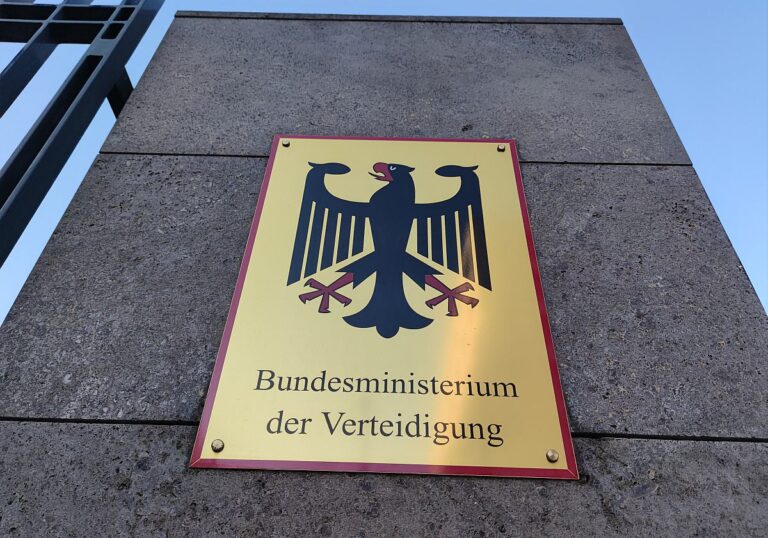 Schild Bundesministerium der Verteidigung