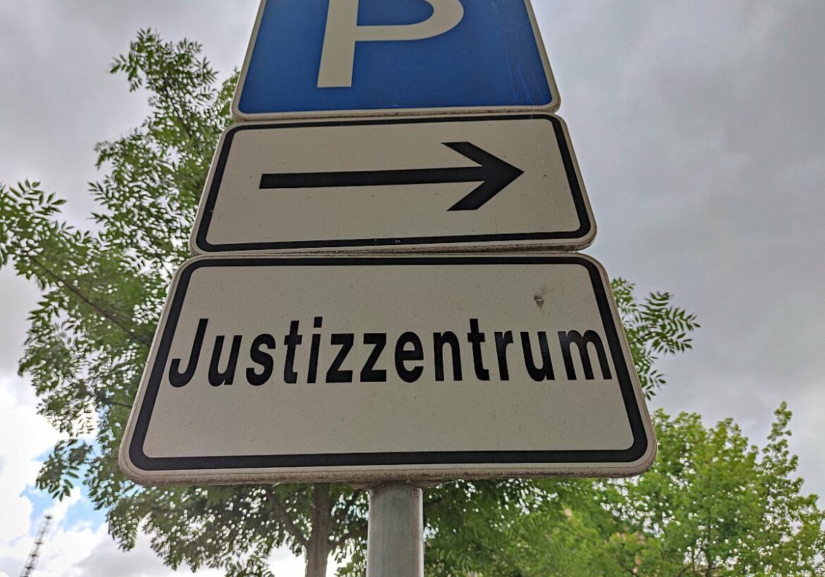 Schild Justizzentrum