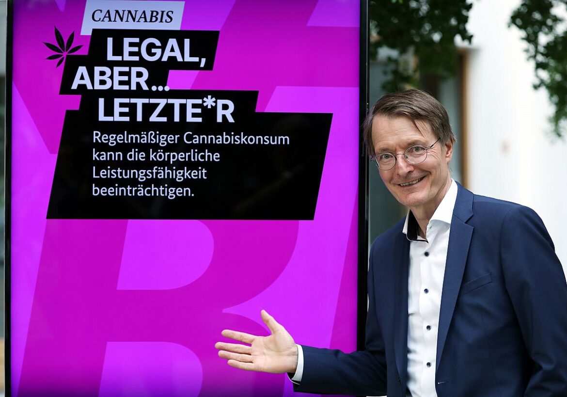 Bundesgesundheitsminister Karl Lauterbach (SPD) vor einem Plakat zur Cannabis-Legalisierung