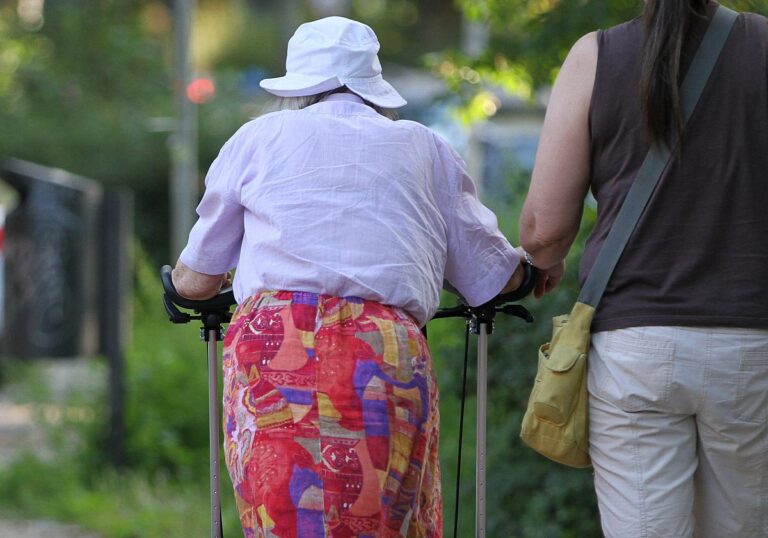 Seniorin und Begleitperson