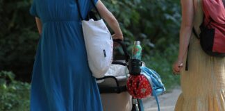 Frau mit Kinderwagen