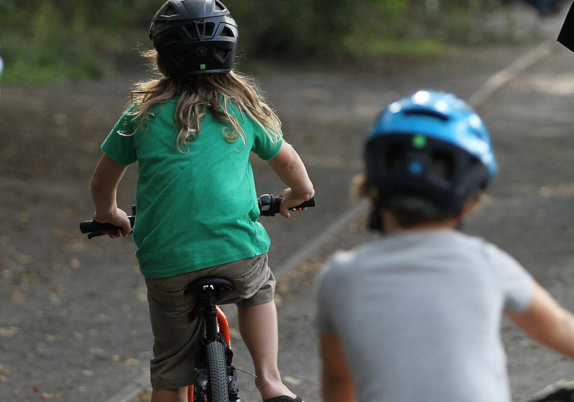 Kinder beim Fahrradfahren