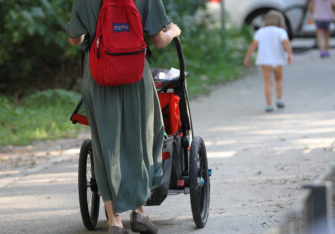 Frau mit Kinderwagen
