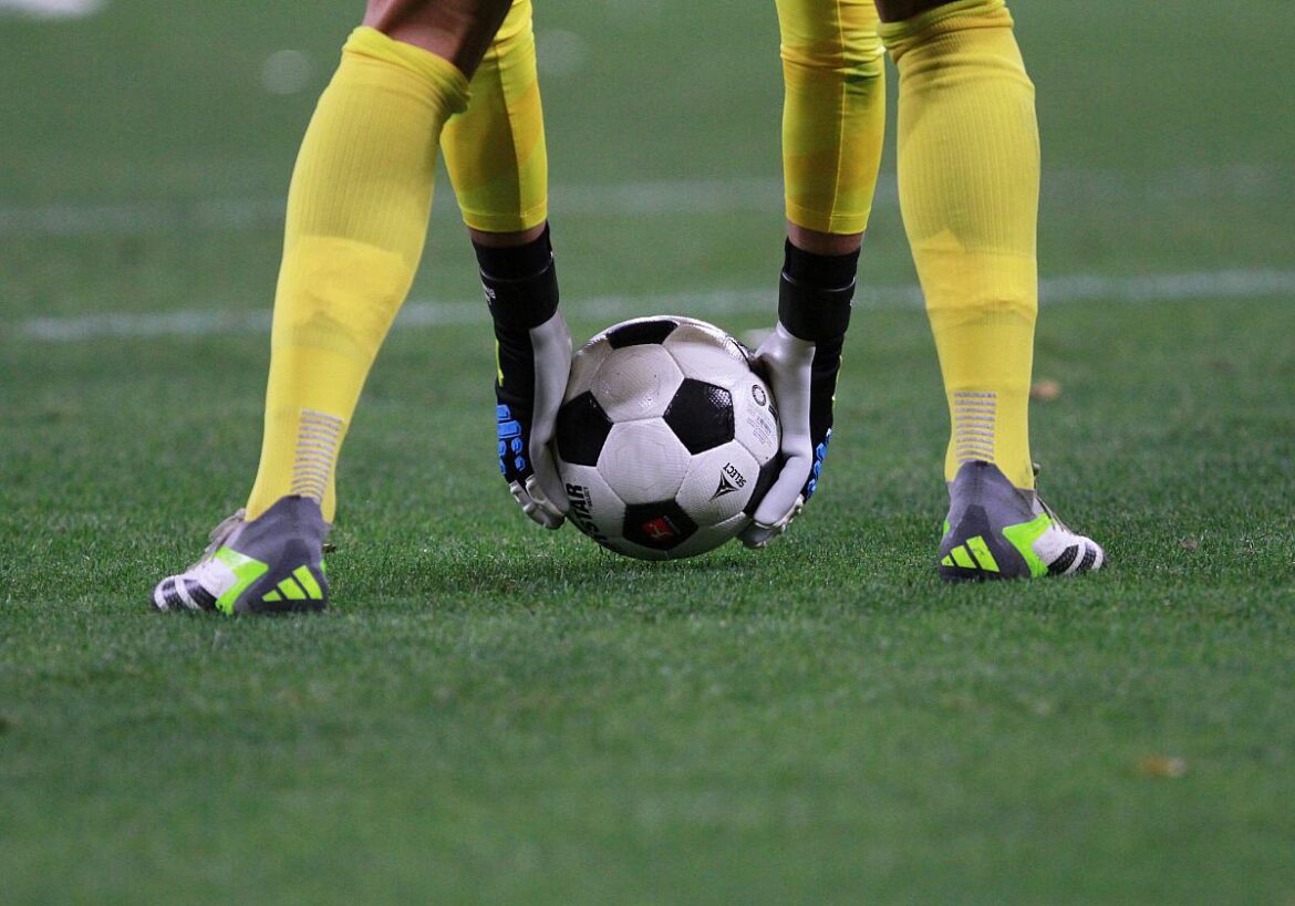 Torwart Holstein Kiel mit Ball in der Hand