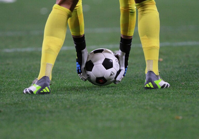 Torwart Holstein Kiel mit Ball in der Hand