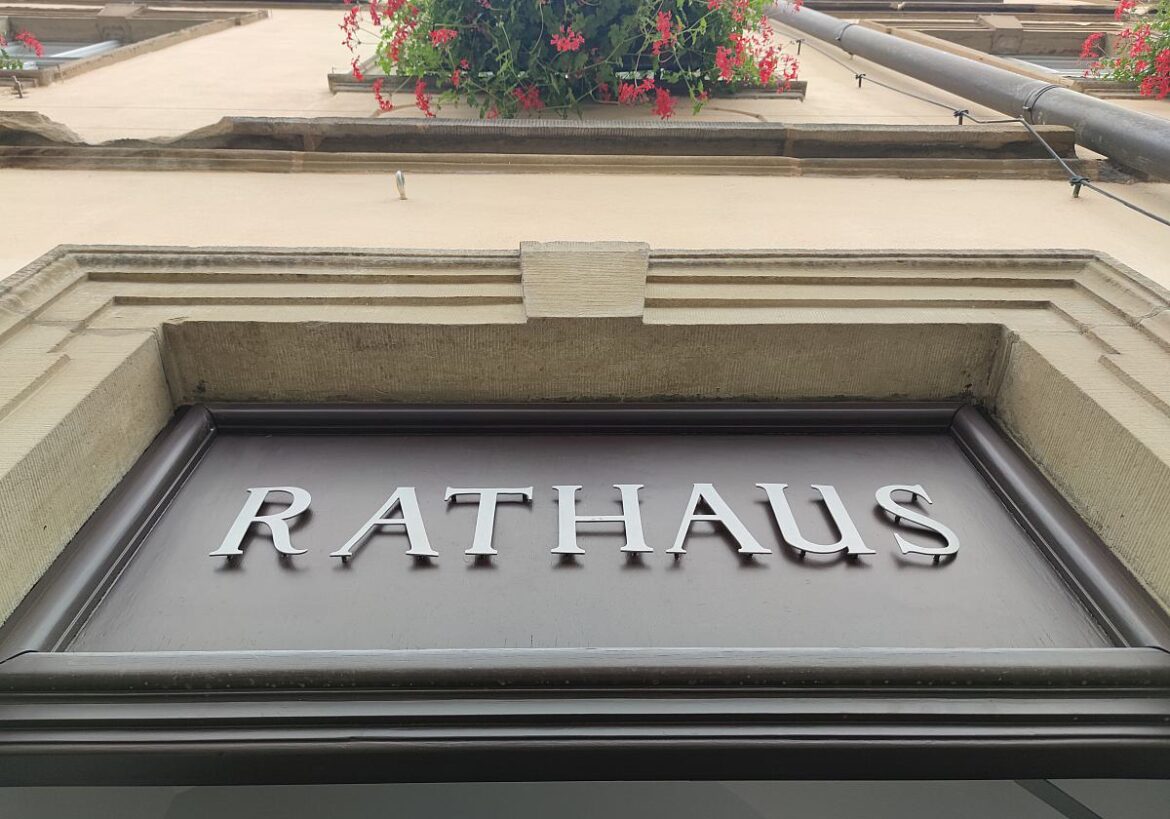 Schriftschild Rathaus
