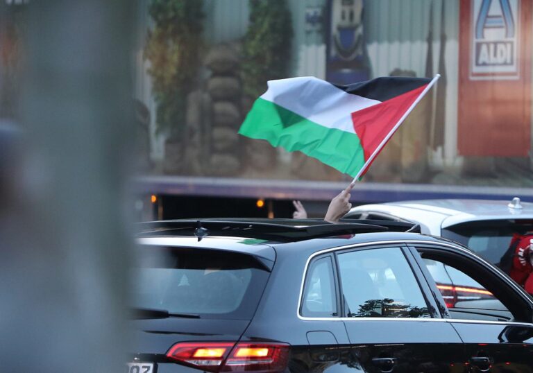 Flagge Palästina aus Auto geschwungen