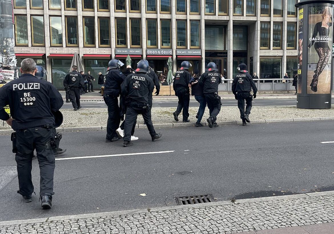 Festnahme durch Polizeibeamte