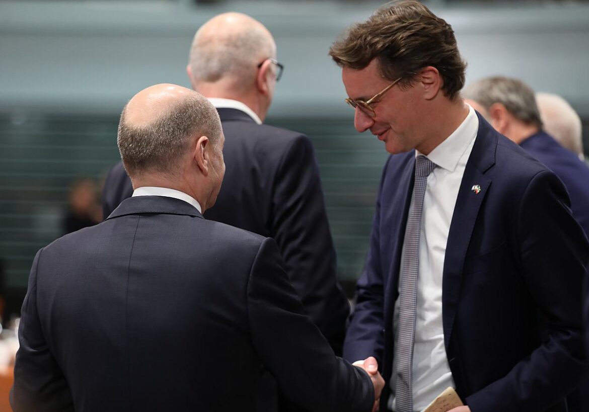 Bundeskanzler Olaf Scholz (SPD) und NRWs Ministerpräsident Hendrik Wüst (CDU)