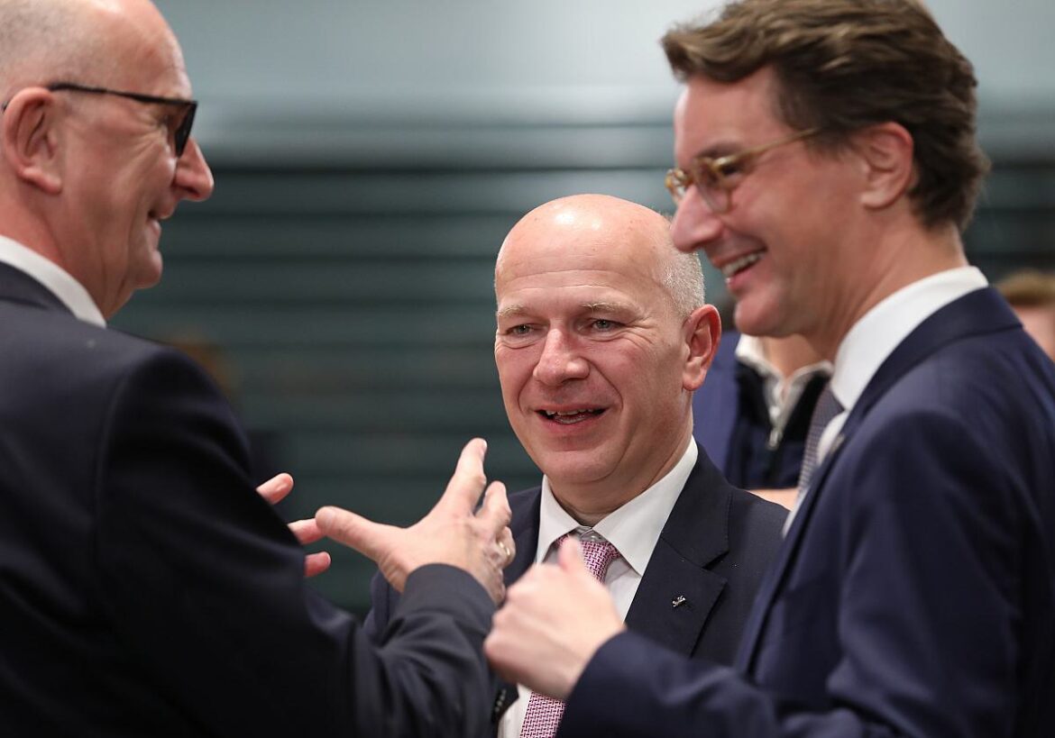 Berlins Regierender Bürgermeister Kai Wegner (CDU) im Gespräch mit anderen Politikern