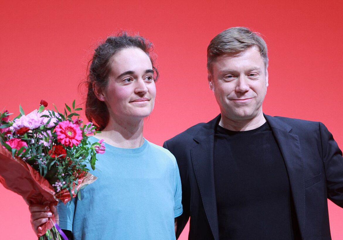 Martin Schirdewan (linke) und Flüchtlingsaktivistin Carola Rackete