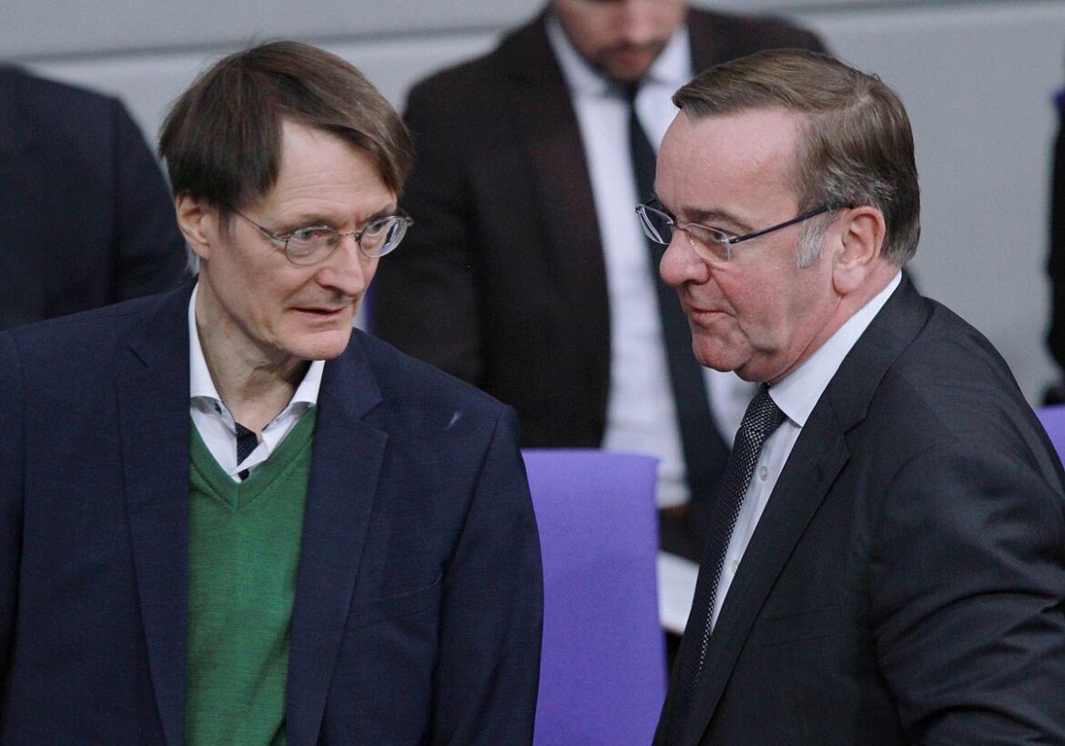 Bundesgesundheitsminister Karl Lauterbach (SPD) und Bundesverteidigungsminister Boris Pistorius (SPD)