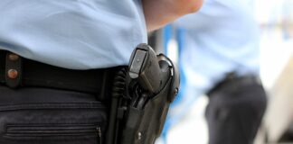 Waffe eines Polizeibeamten im Holster