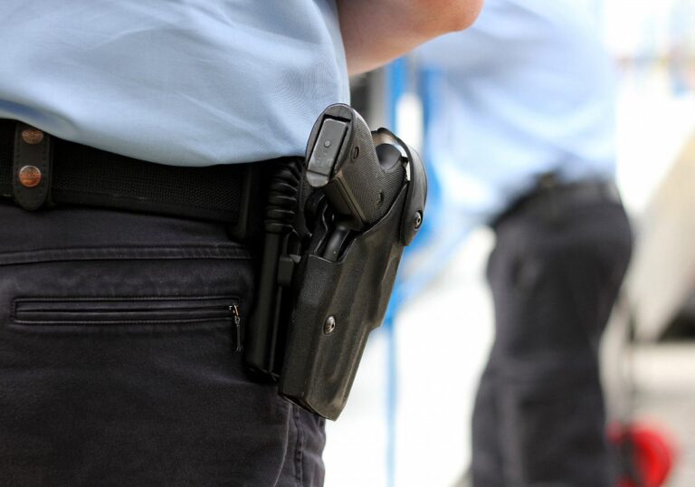 Waffe eines Polizeibeamten im Holster