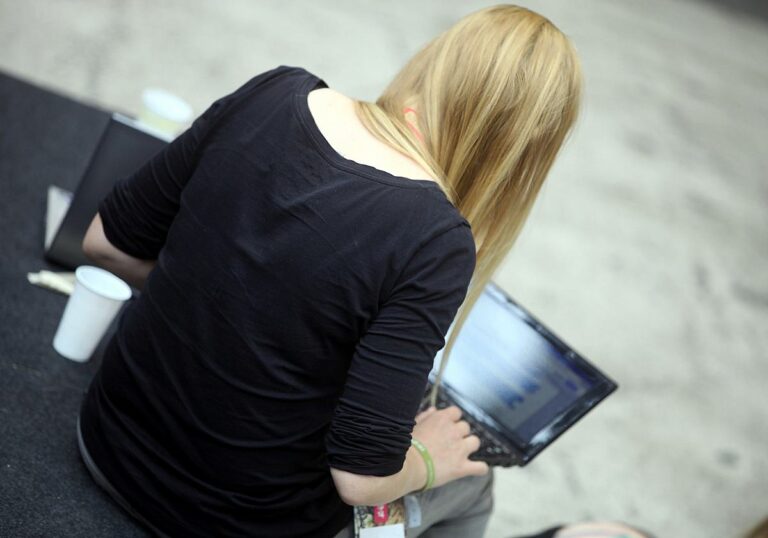 Frau am Laptop