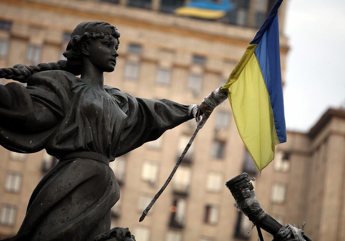 Statue mit ukrainischer Flagge