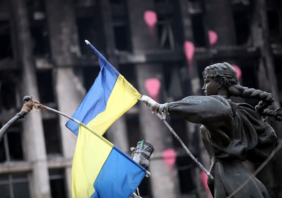 Statue mit ukrainischer Flagge