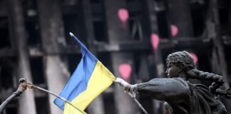 Statue mit ukrainischer Flagge